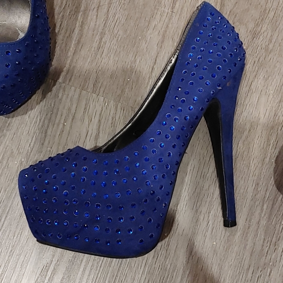 Heels - Picture 2 of 3